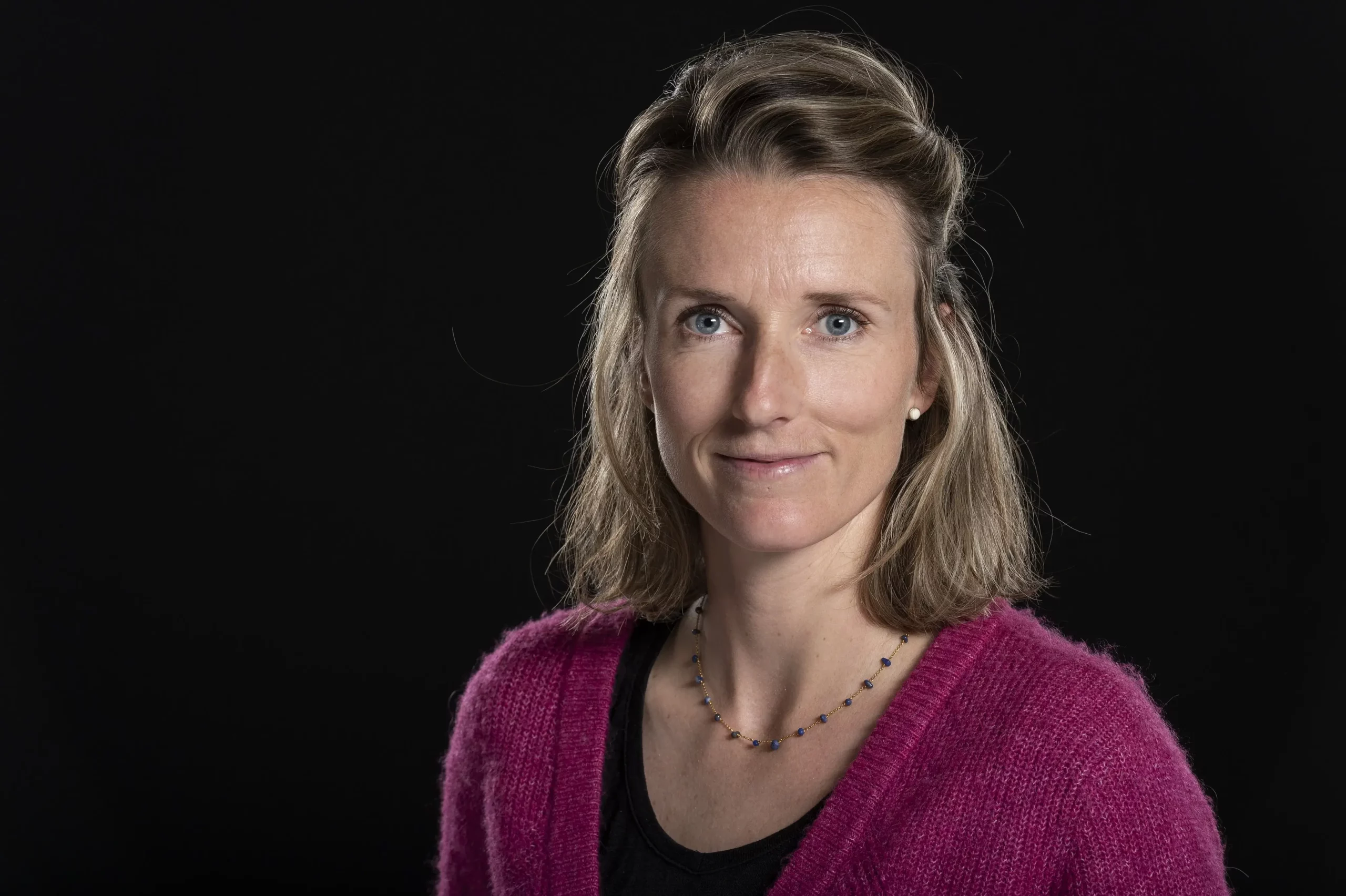 Portrait de Sophie Dorsaz, journaliste indépendante, souriante contre un arbre